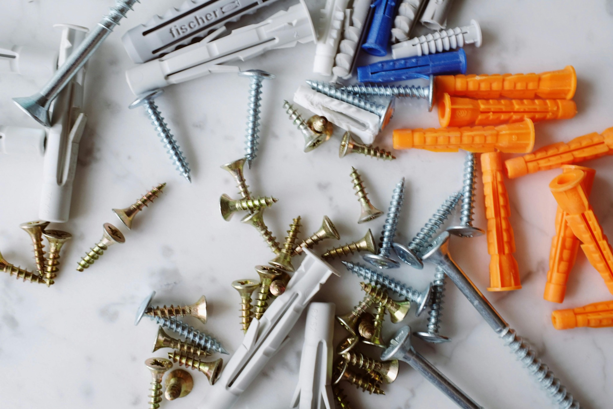 Assorted screws and wall plugs on a table